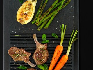 Jēra gaļa ar burkāniem tiek grilēta uz Electrolux plancha grila