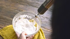 Iegremdējamais blenderis ar putotāja papildpiederumu, kas puto putukrējumu