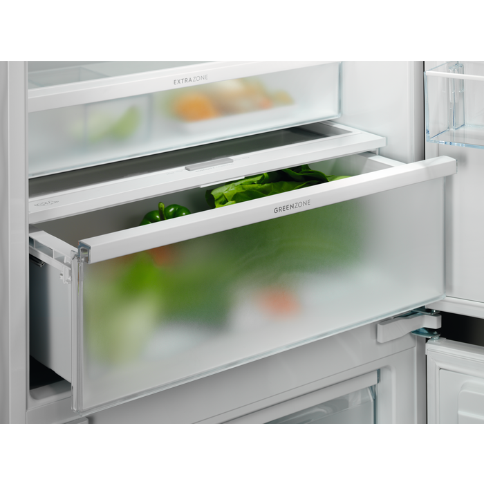 Electrolux - Iebūvējams ledusskapis ar saldētavu - KNP7TE75S