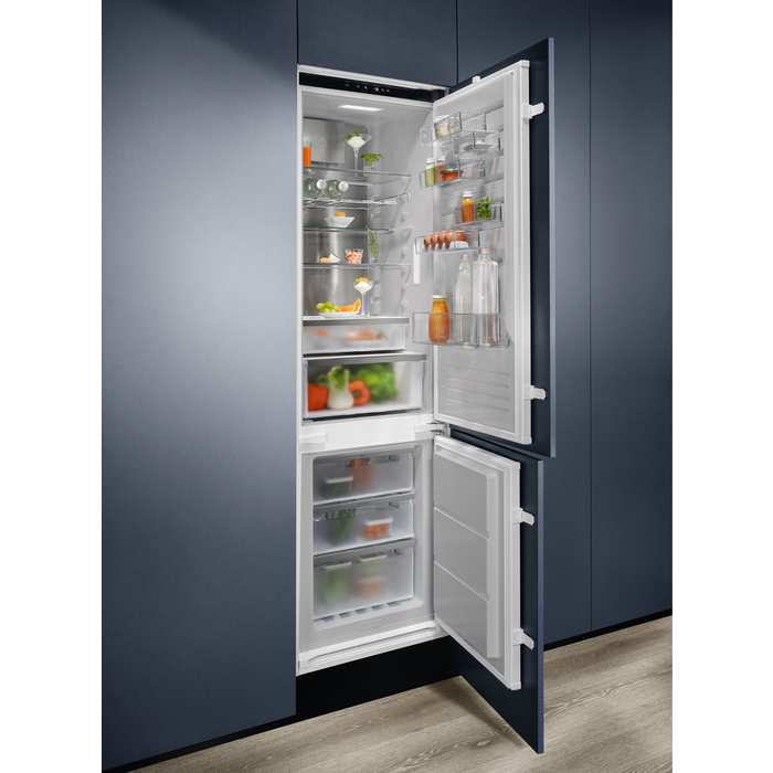 Electrolux - Iebūvējams ledusskapis ar saldētavu - ENC8MC19S