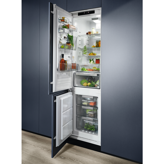 Electrolux - Iebūvējams ledusskapis ar saldētavu - LNS9TE19S