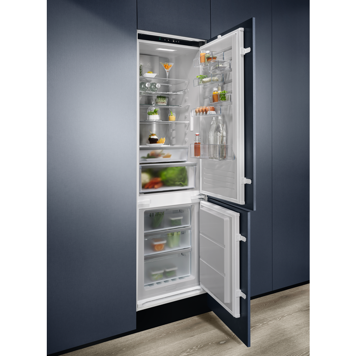Electrolux - Iebūvējams ledusskapis ar saldētavu - ENC8MD19S