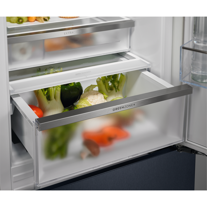 Electrolux - Iebūvējams ledusskapis ar saldētavu - ENC8MC19S