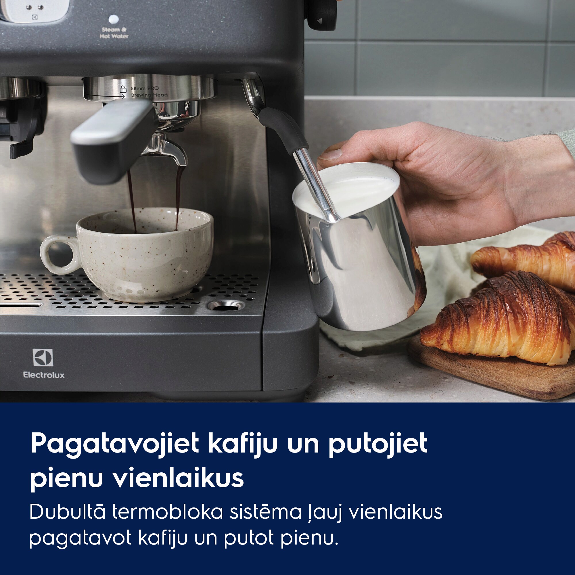 Pagatavojiet kafiju un putojiet pienu vienlaikus Dubultā termobloka sistēma ļauj vienlaikus pagatavot kafiju un putot pienu.