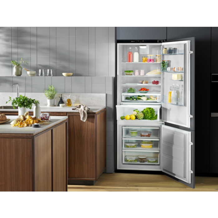 Electrolux - Iebūvējams ledusskapis ar saldētavu - ENP7TD75S