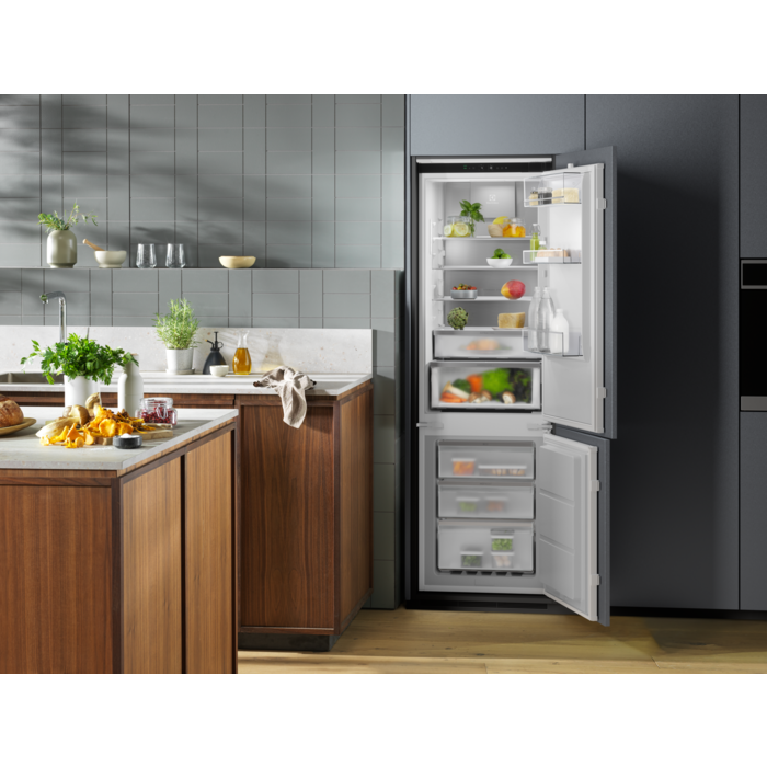 Electrolux - Iebūvējams ledusskapis ar saldētavu - ENC8MD19S