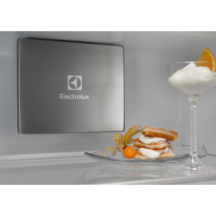 Electrolux - Iebūvējams ledusskapis ar saldētavu - ENP7TD75S