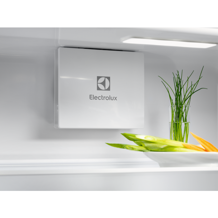 Electrolux - Iebūvējams ledusskapis ar saldētavu - LND5FE18S