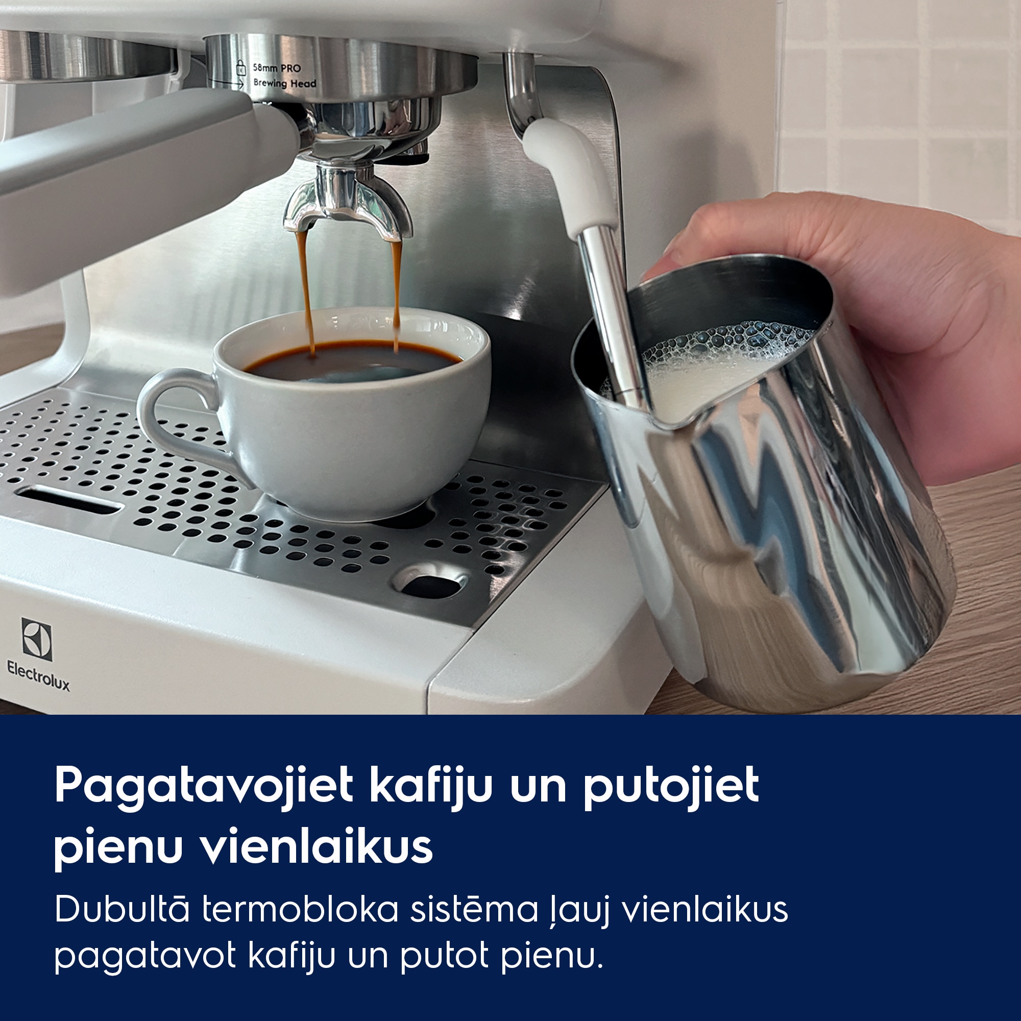 Pagatavojiet kafiju un putojiet pienu vienlaikus Dubultā termobloka sistēma ļauj vienlaikus pagatavot kafiju un putot pienu.