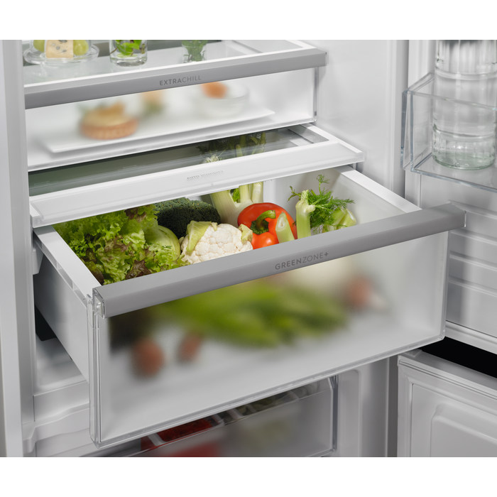 Electrolux - Iebūvējams ledusskapis ar saldētavu - ENC8MD19S