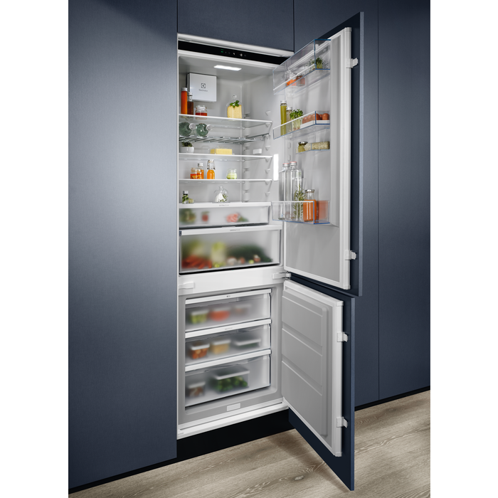 Electrolux - Iebūvējams ledusskapis ar saldētavu - E7TNGE75S