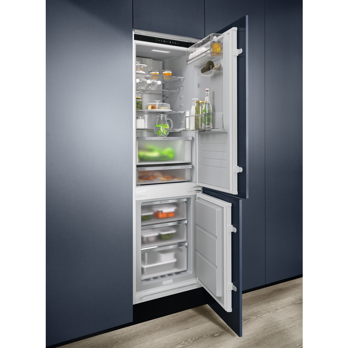 Electrolux - Iebūvējams ledusskapis ar saldētavu - ENV9MC18S