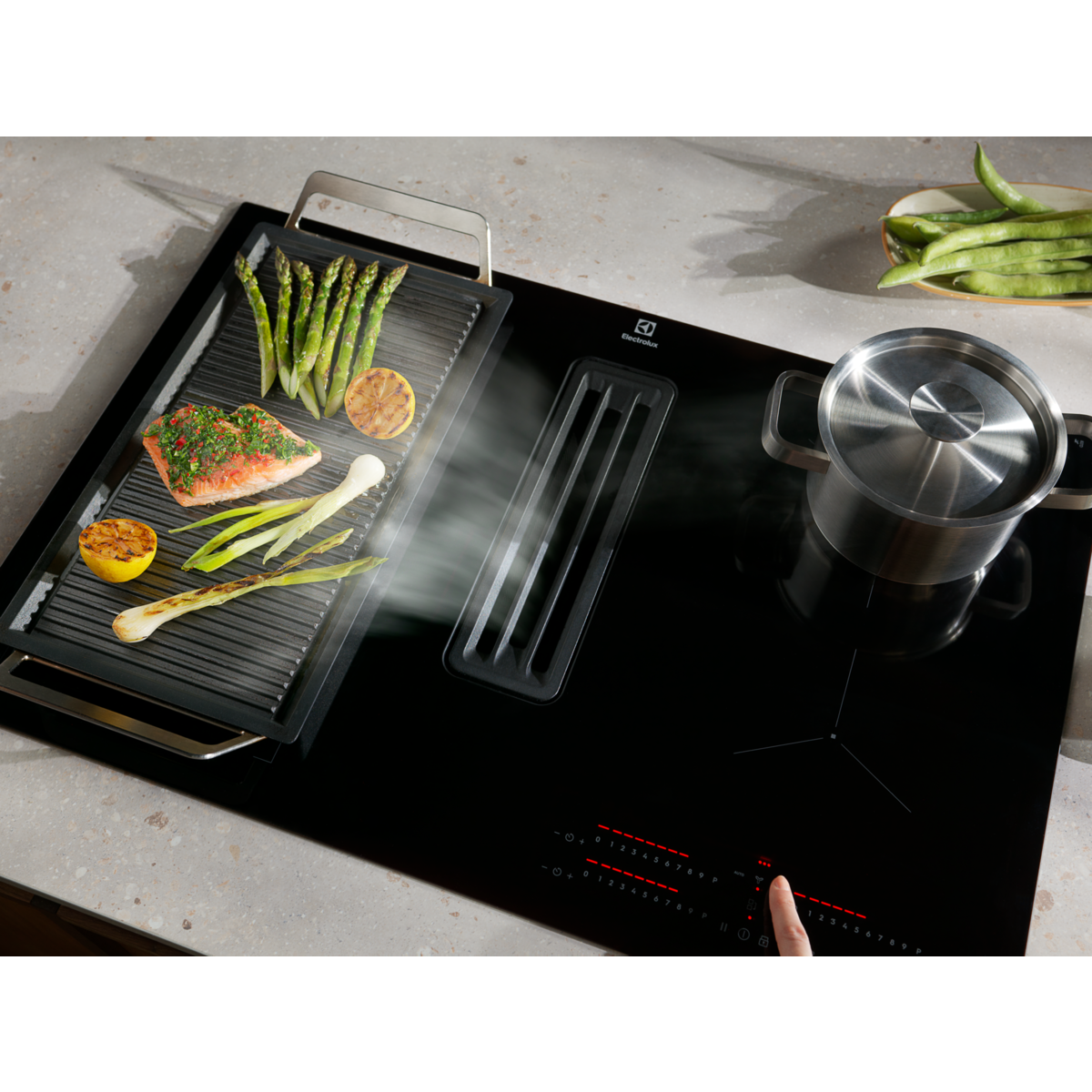 Electrolux - Plīts virsma ar nosūcēju - KCC83443