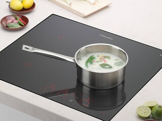 Katliņš uz Electrolux Infinite™ Pure indukcijas plīts virsmas