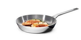 Gaļa cepas uz Infinite Chef pannas
