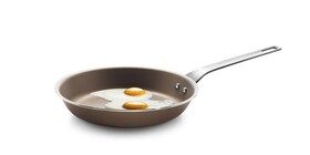 Olas tiek ceptas uz nepiedegošās pannas
