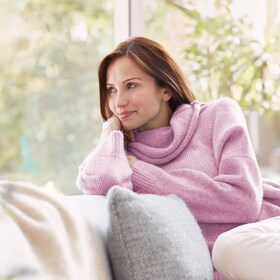 Sieviete priecājas par vilnas džemperi