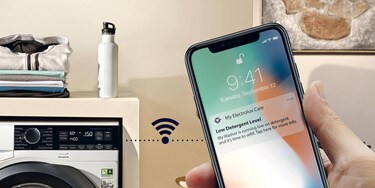 sieviete skatās uz My Electrolux App 