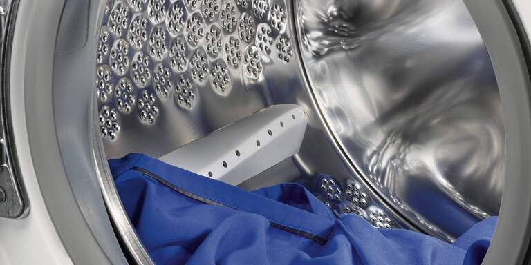 Diagramma, kurā redzams, cik liels attālums jāatstāj starp veļu un veļas tilpnes griestiem