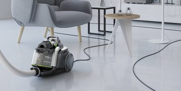 Kāds lieto Electrolux UltraFlex Green īpaši garo vadu, lai bez piepūles tīrītu dzīvojamo istabu
