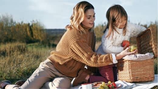 sieviete un meitene piknikā