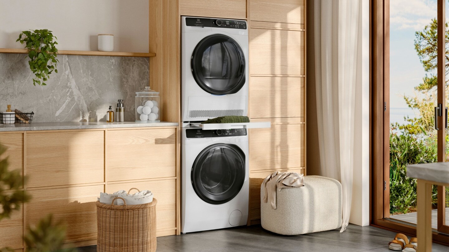Electrolux veļas mašīna un veļas žāvētājs, kas salikti viens virs otra veļas mazgātavā