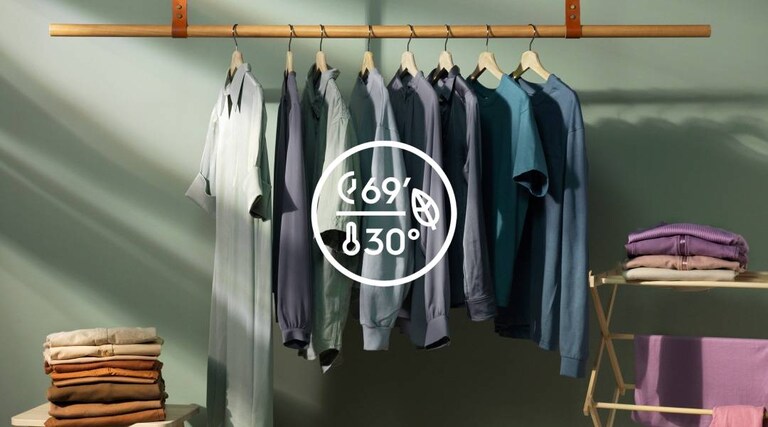 Tīras drēbes, kas karājās uz drēbju pakaramā, mazgātas 30 grādu temperatūrā, lai taupītu enerģiju