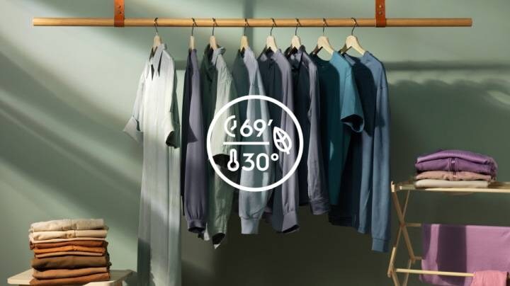 30 grādu mazgāšanas simbols un drēbes fonā