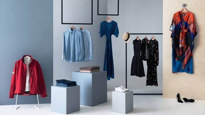 Sakārtots skapis, kurā redzamas kleitas un jakas