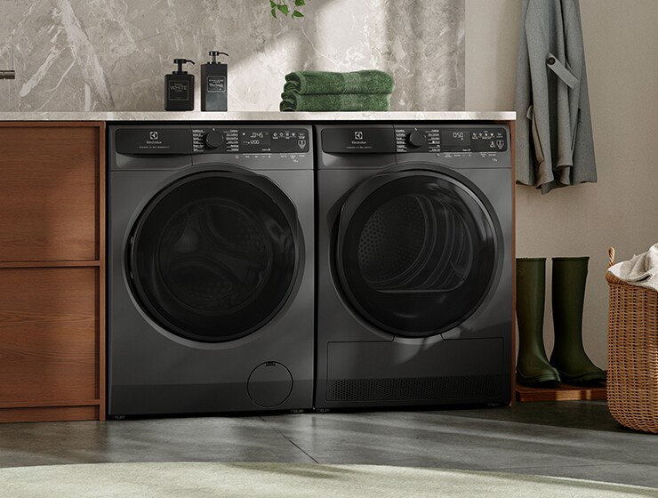 Divas veļas mazgājamās mašīnas telpā.