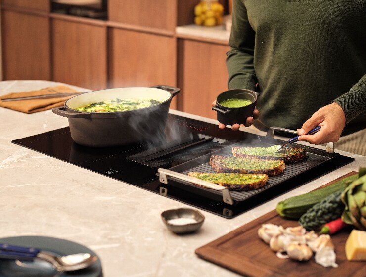 Vīrietis gatavo ēdienu