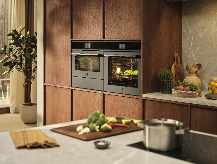 Virtuves skats ar sienā iebūvētām cepeškrāsnīm