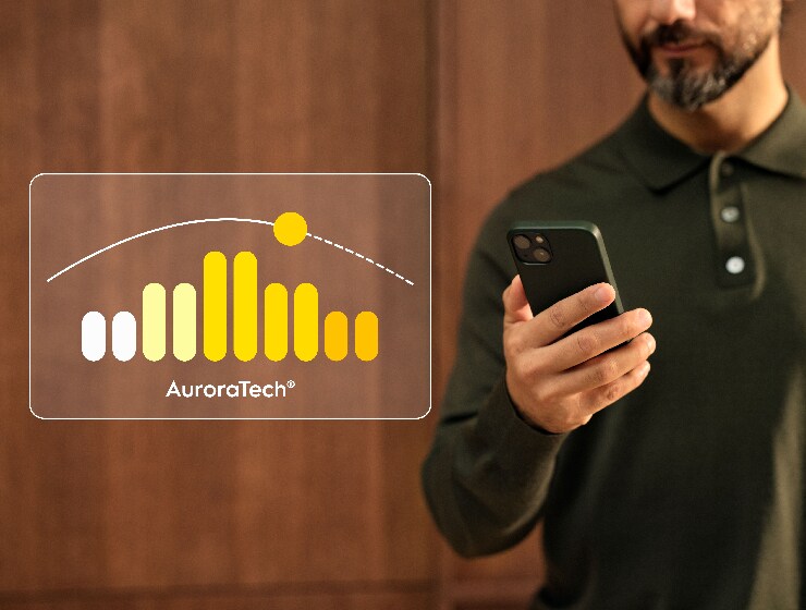 Vīrietis ar telefonu kontrolē tvaika nosūcēja funkcijas