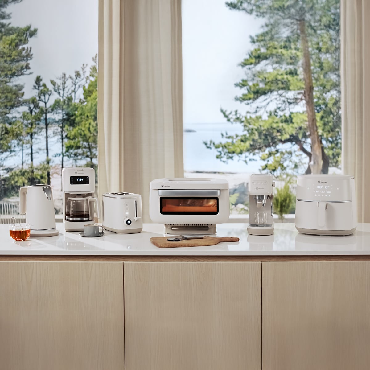 Timeless Nordic kolekcijas produkti novietoti uz virtuves virsmas
